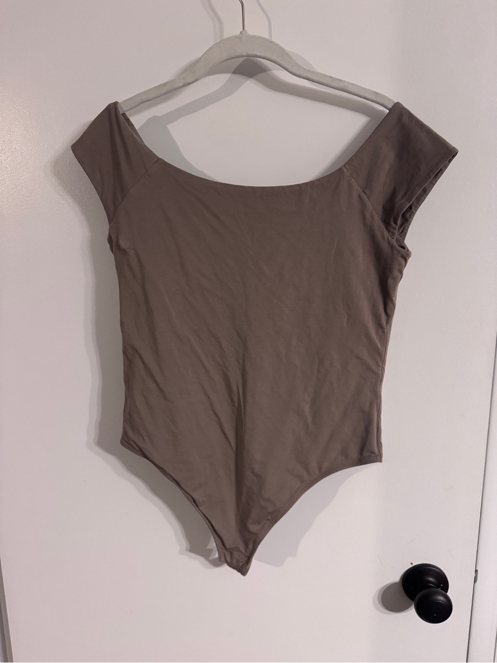 Everlane Off-Shoulder bodysuit in Taupe Brown